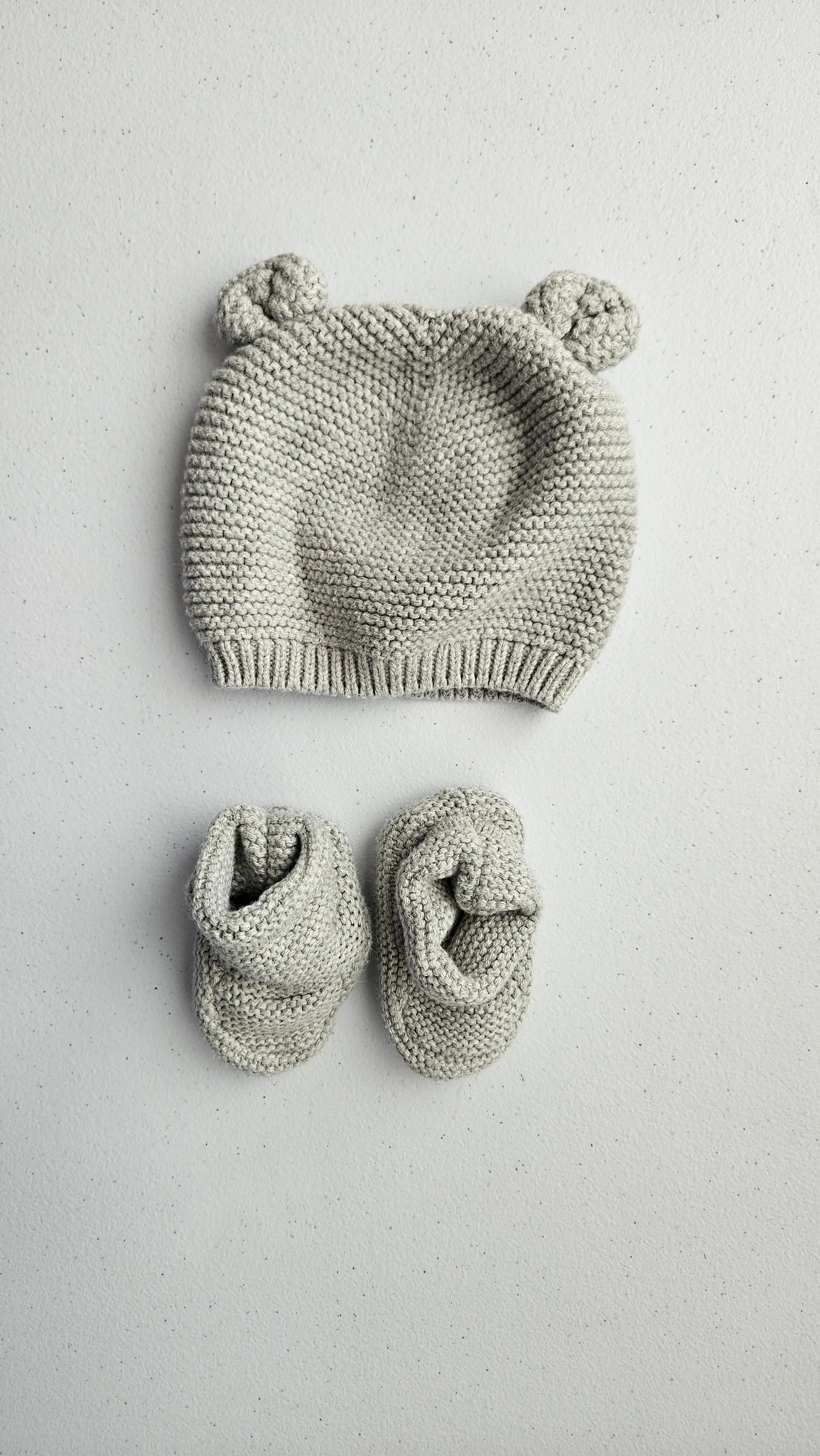 Baby Gap Knitted Sweater, toque and booties. 3-6M, Kids 6 Month (3-6M)