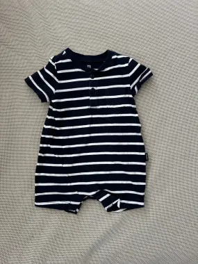 Baby Gap Onesie (size: 6-12 months), Kids 9 Month (6-9M)