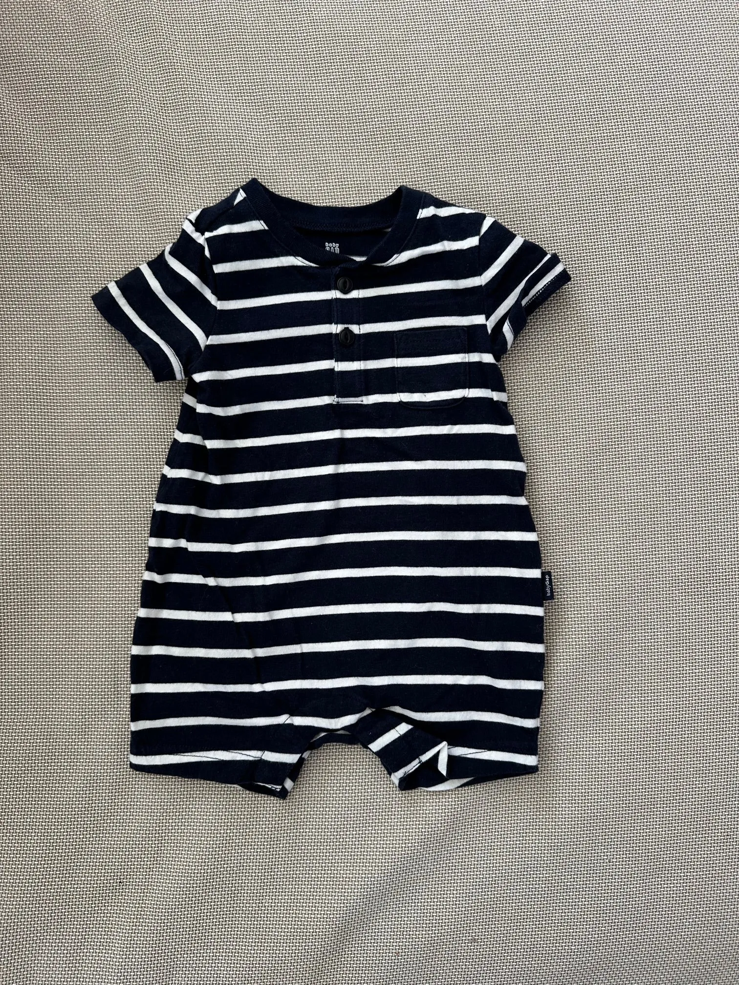 Baby Gap Onesie (size: 6-12 months), Kids 9 Month (6-9M)