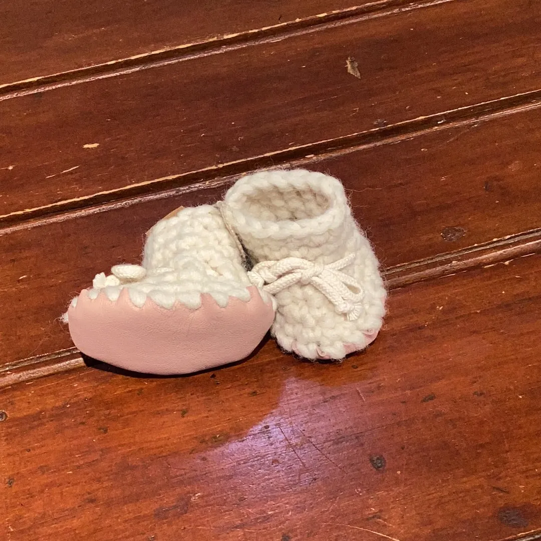 GE1-1660 Baby Knit Booties